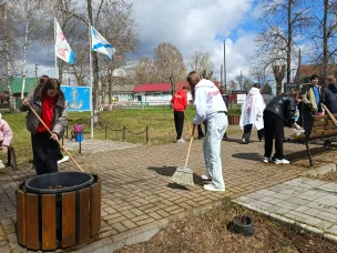 29 апреля в п. Велетьма прошёл традиционный апрельский субботник по уборке территории сквера Победы